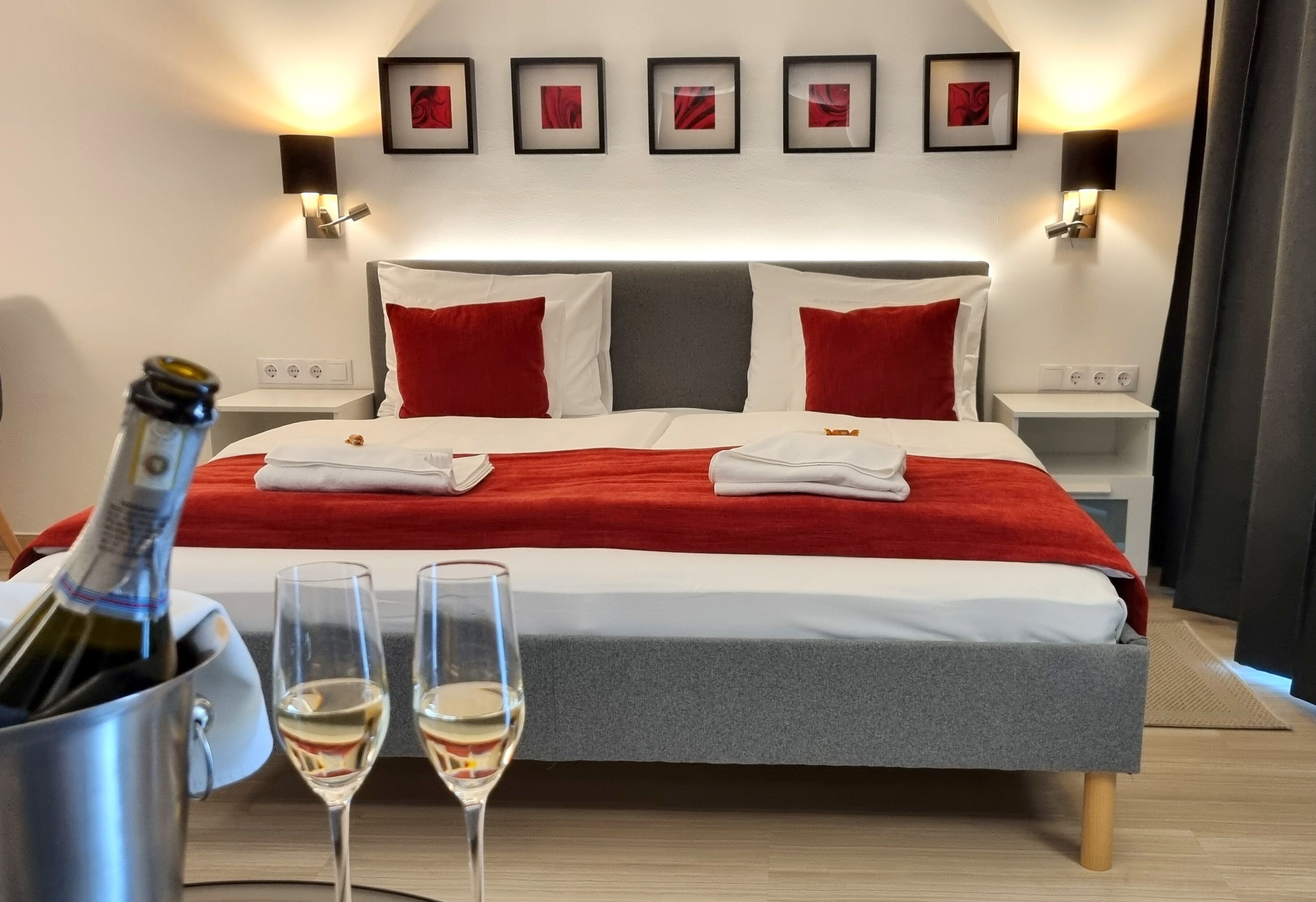 Una cassaforte in camera, una scrivania, postazione laptop