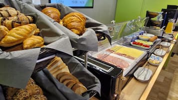 Daily continental breakfast (HUF 9.5 per person)