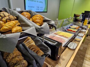 Petit déjeuner continental (9.5 HUF par personne)