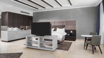 Executive Suite | Minibar, in-room safe, desk, soundproofing