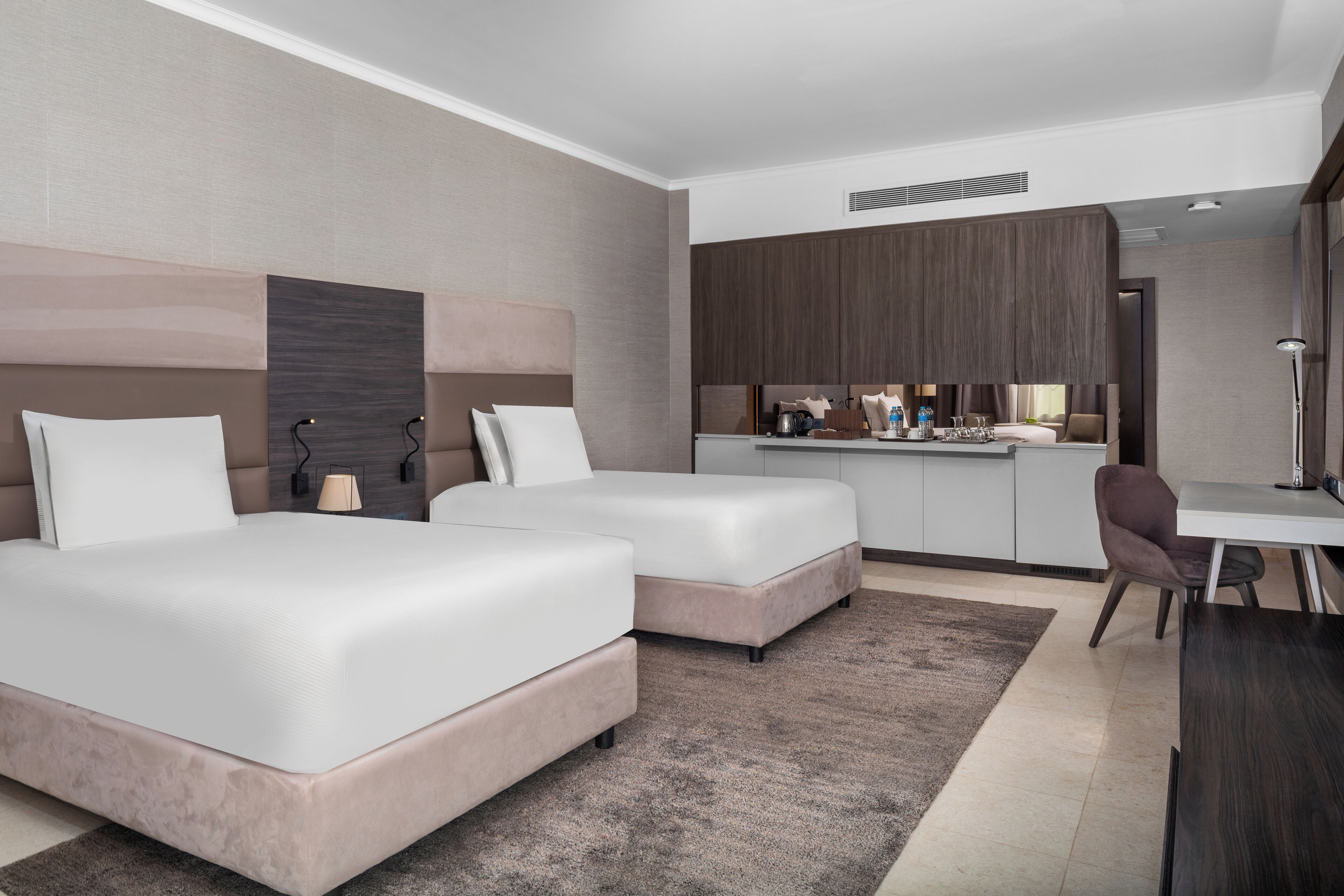 خزنة داخل الغرفة ومكتب وتجهيزات عازلة للصوت وواي فاي مجانًا