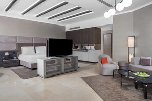 Minibar, caja de seguridad en la habitación y escritorio 