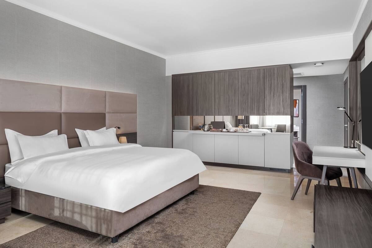 Deluxe Triple Room, Balcony, Garden View | In-room dining