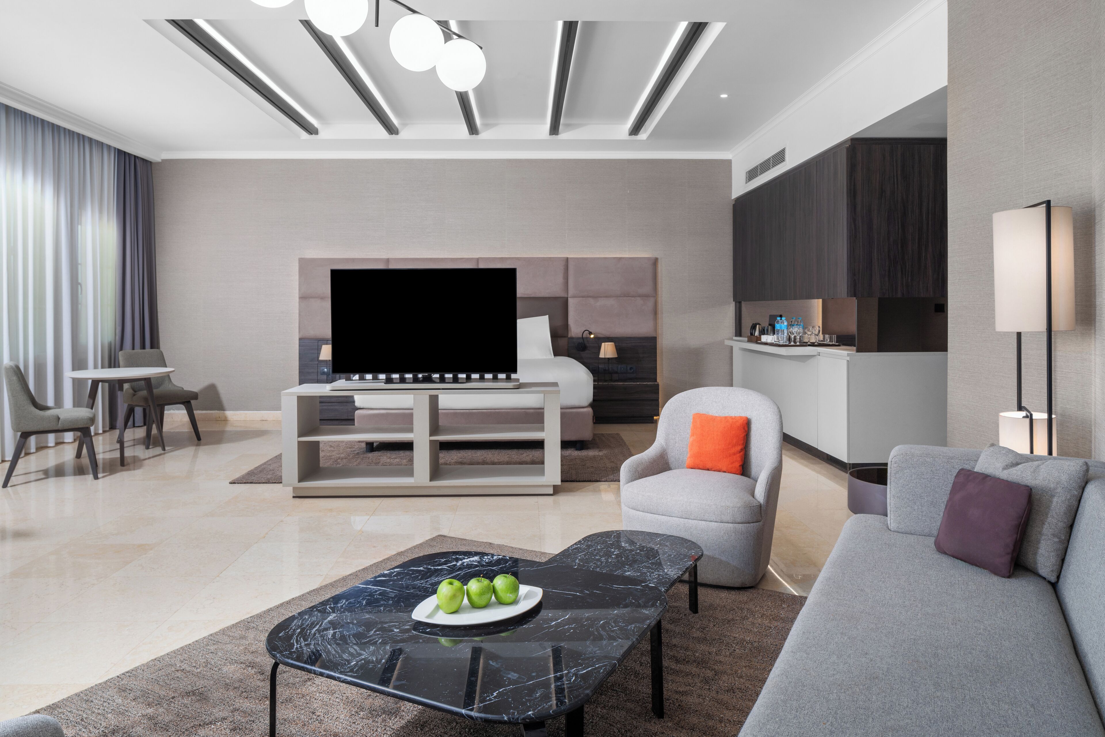 Brankas, meja kerja, kedap suara, dan Wi-Fi gratis