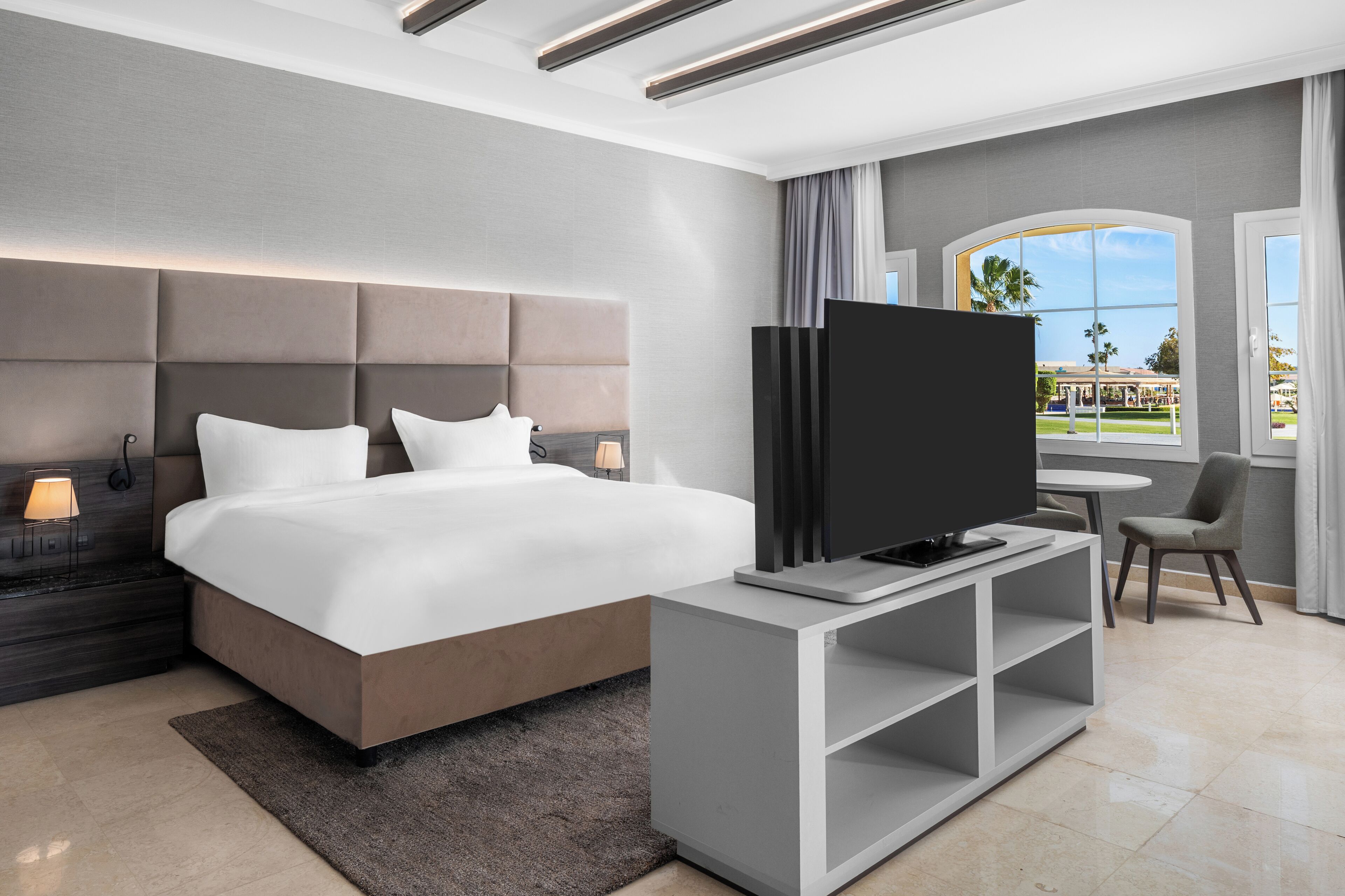 Suite Eksekutif | Brankas, meja kerja, kedap suara, dan Wi-Fi gratis