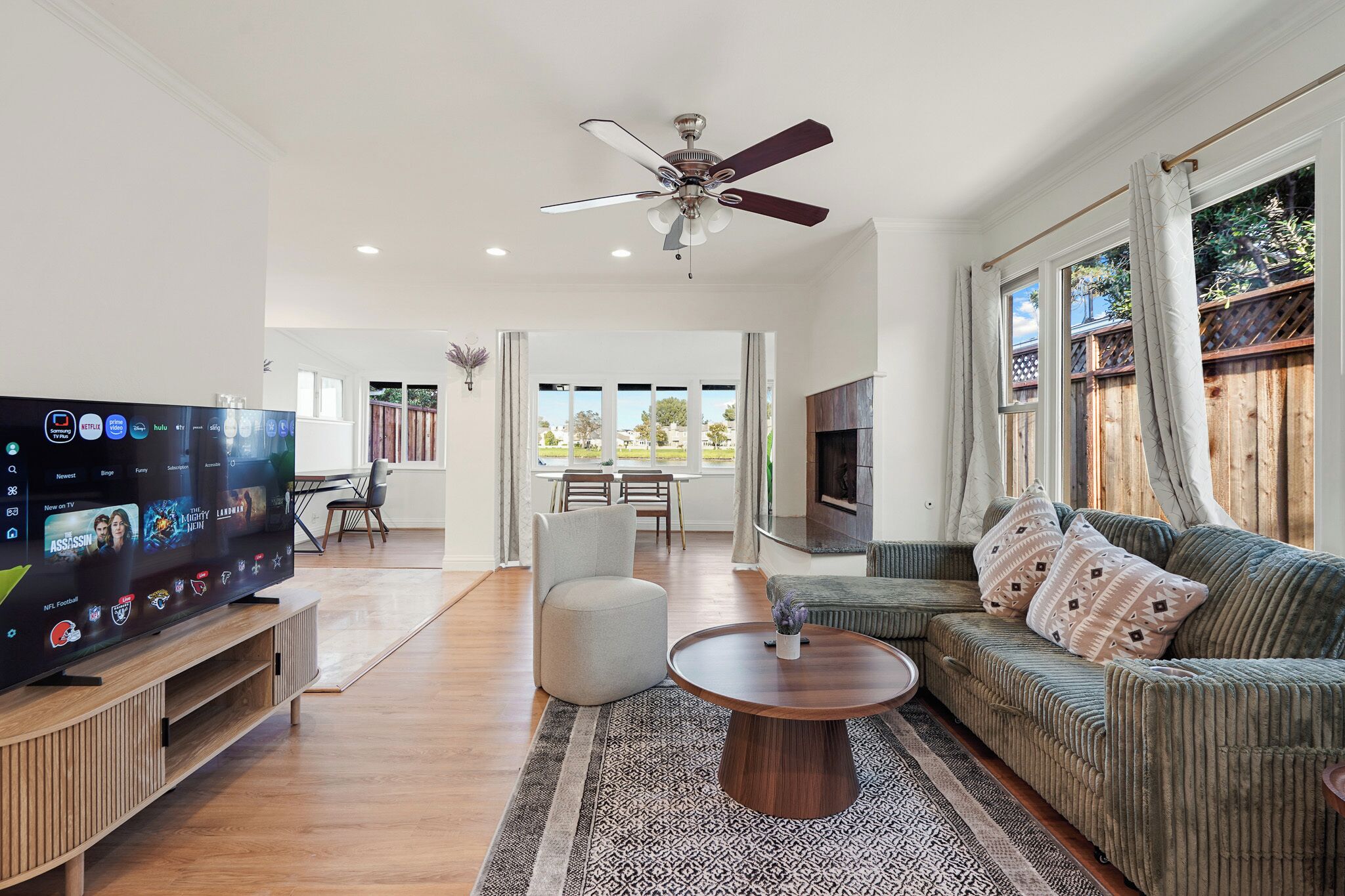 Maison, 2 chambres, patio, vue lac | Coin séjour