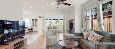 House, 2 Bedrooms, Patio, Lake View | Living area