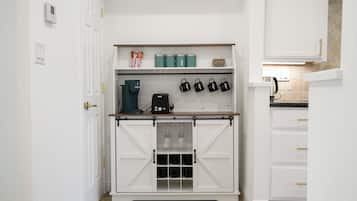 House, 2 Bedrooms, Patio, Lake View | Interior