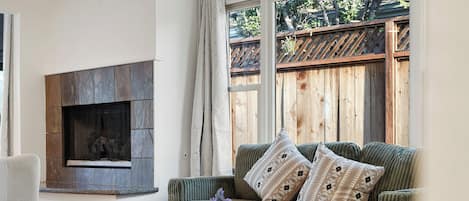 House, 2 Bedrooms, Patio, Lake View | Living area