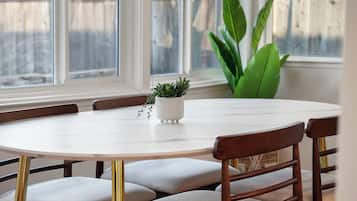 Casa, 2 habitaciones, patio, vista al lago | Restaurantes