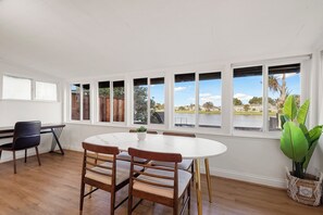 Ferienhaus, 2 Schlafzimmer, Terrasse, Seeblick | Speisen