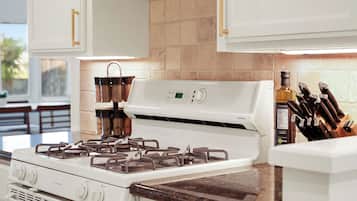 House, 2 Bedrooms, Patio, Lake View | Private kitchen