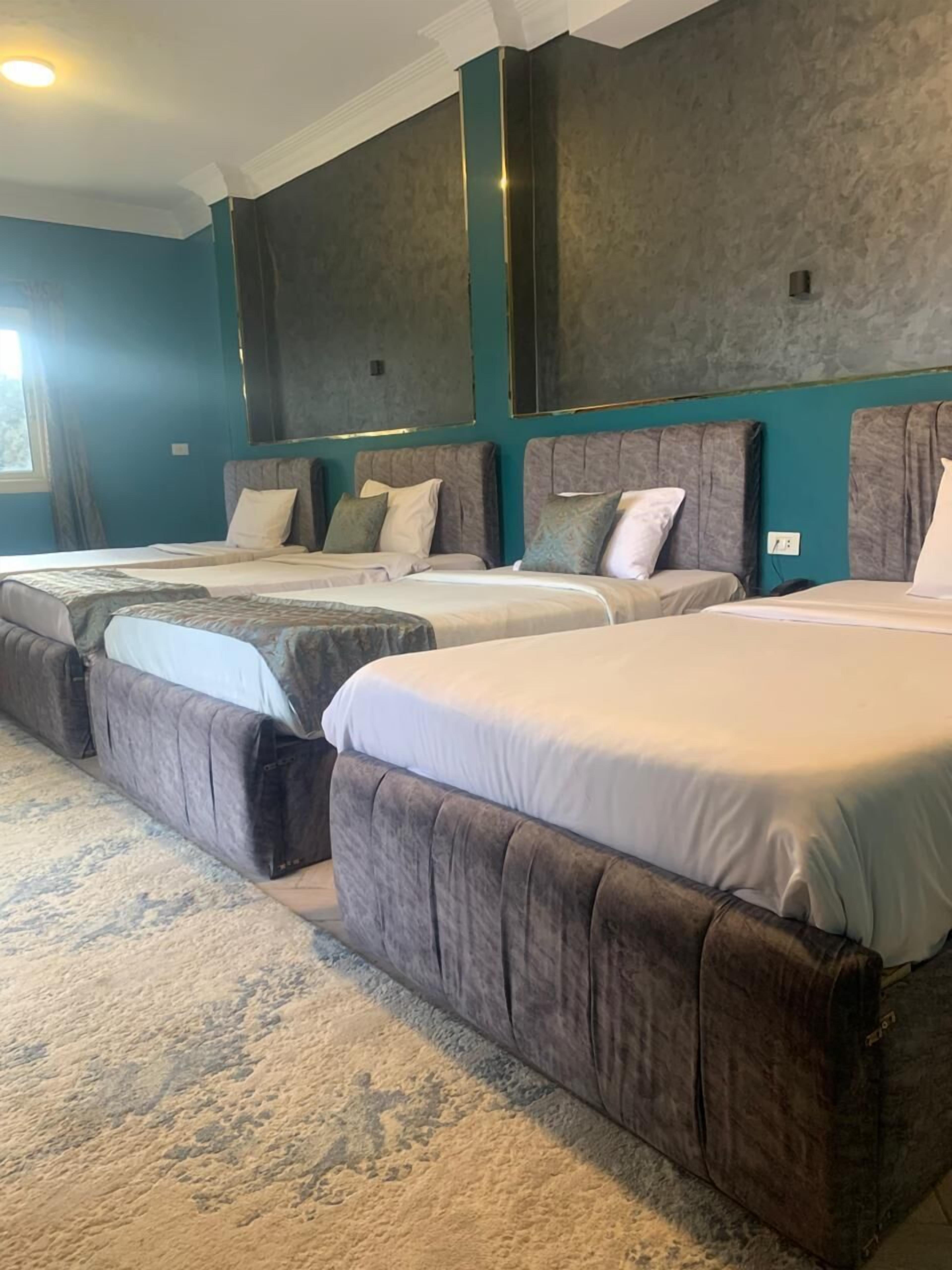 Quarto quádruplo standard | Roupas de cama de algodão egípcio, roupas de cama premium, frigobar