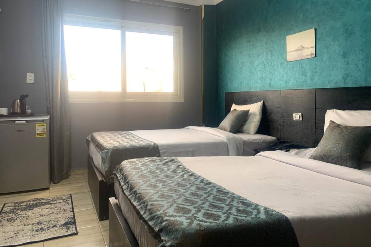 Habitació amb dos llits individuals estàndard | Llençols de cotó egipci, roba de llit d'alta qualitat i minibar 