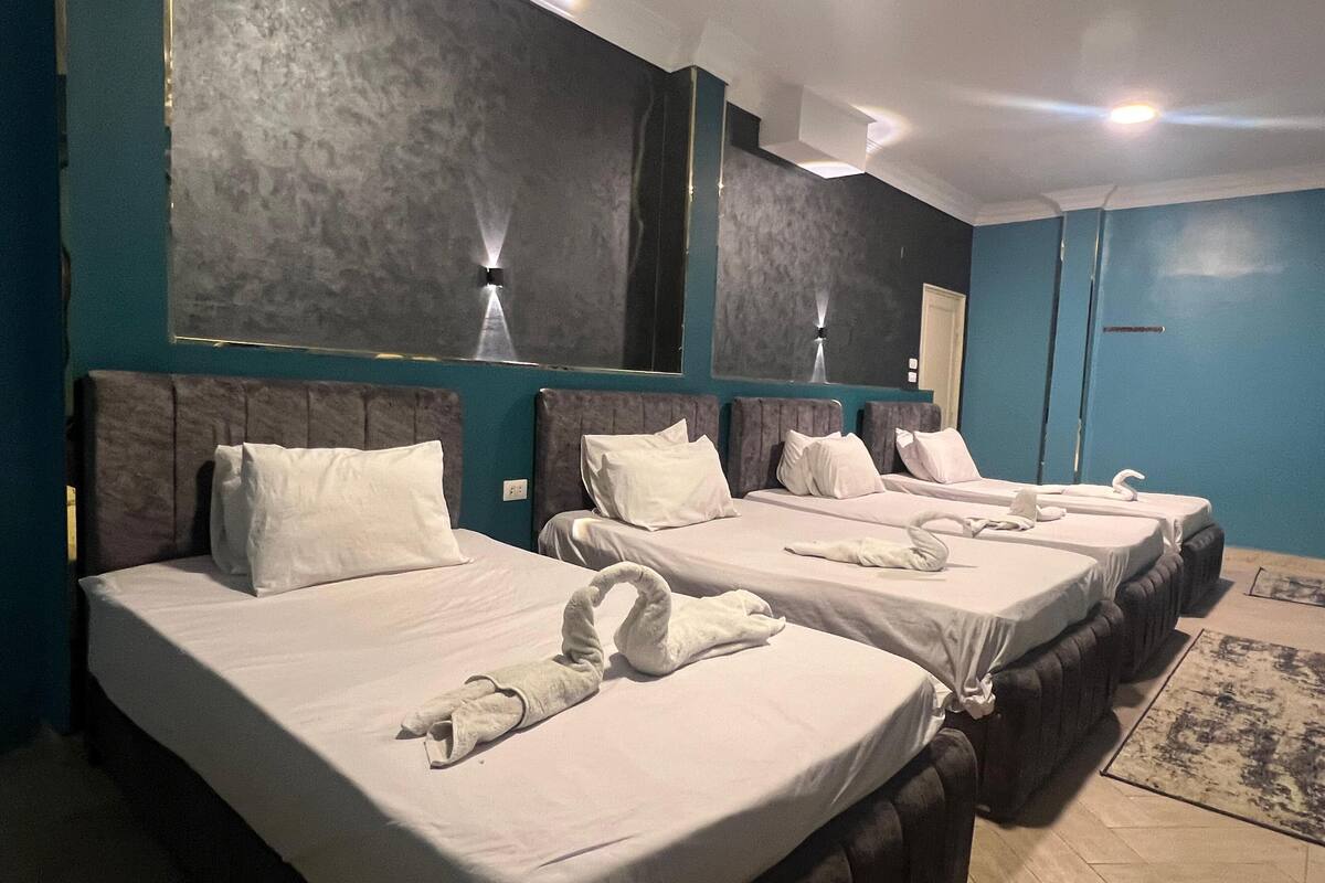 Habitació quàdruple estàndard | Llençols de cotó egipci, roba de llit d'alta qualitat i minibar 