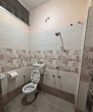Shower, soap, shampoo - Sukoon B & B (Jabalpur)