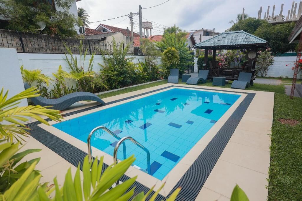 室外游泳池，免费小屋，日光浴躺椅