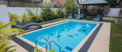Outdoor pool, free pool cabanas, pool loungers