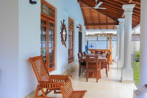 Outdoor dining - Ayana Beach Garden (Negombo)