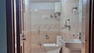 淋浴設備、坐浴桶、提供毛巾、番梘