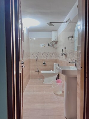 Een douche, een bidet, handdoeken, zeep