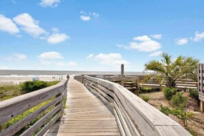 On the beach - Oceanfront Luxury 2BR Litchfield Beach Escape (Pawleys Island)