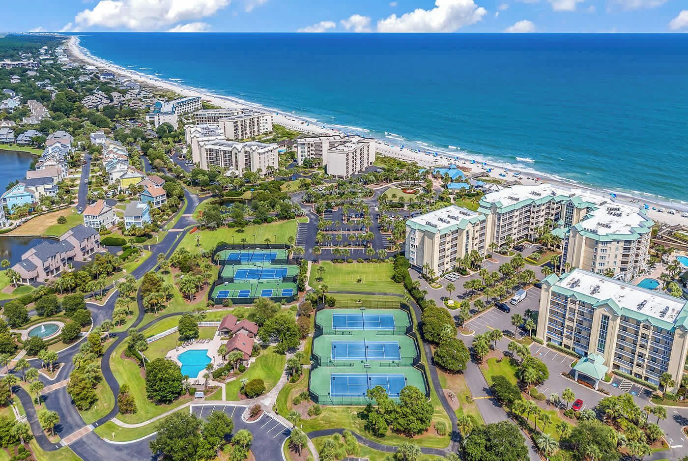 Une station balnéaire dotée de plusieurs courts de tennis, d’une piscine et d’hôtels situés en bord de mer.
