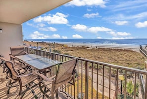 Outdoor dining - Beach Lover's Retreat 3BR North Myrtle Beach Gem (North Myrtle Beach)