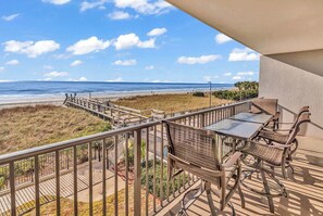 Outdoor dining - Beach Lover's Retreat 3BR North Myrtle Beach Gem (North Myrtle Beach)