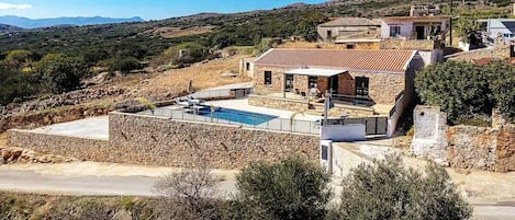 Maison, 2 chambres, piscine privée, vue montagne | Piscine | Piscine extérieure