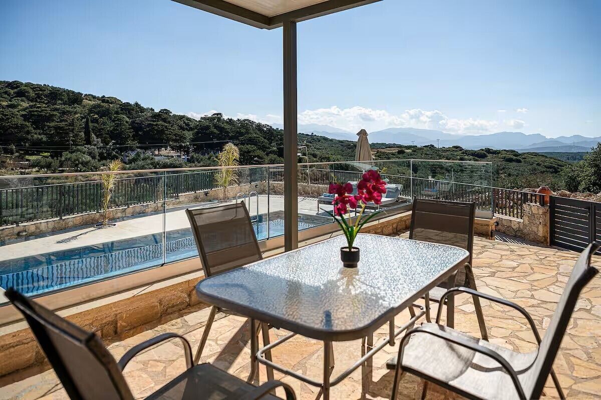 Casa, 2 habitaciones, alberca privada, vista a la montaña | Balcón