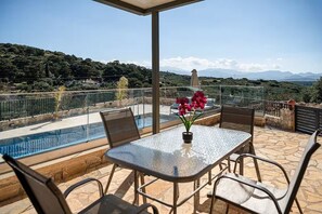 บ้านพัก, 2 ห้องนอน, สระว่ายน้ำส่วนตัว, วิวภูเขา | ระเบียง