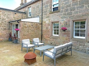 Terrace/patio - 4 bedroom accommodation in Inverkip, near Greenock (Inverkip, near Greenock)
