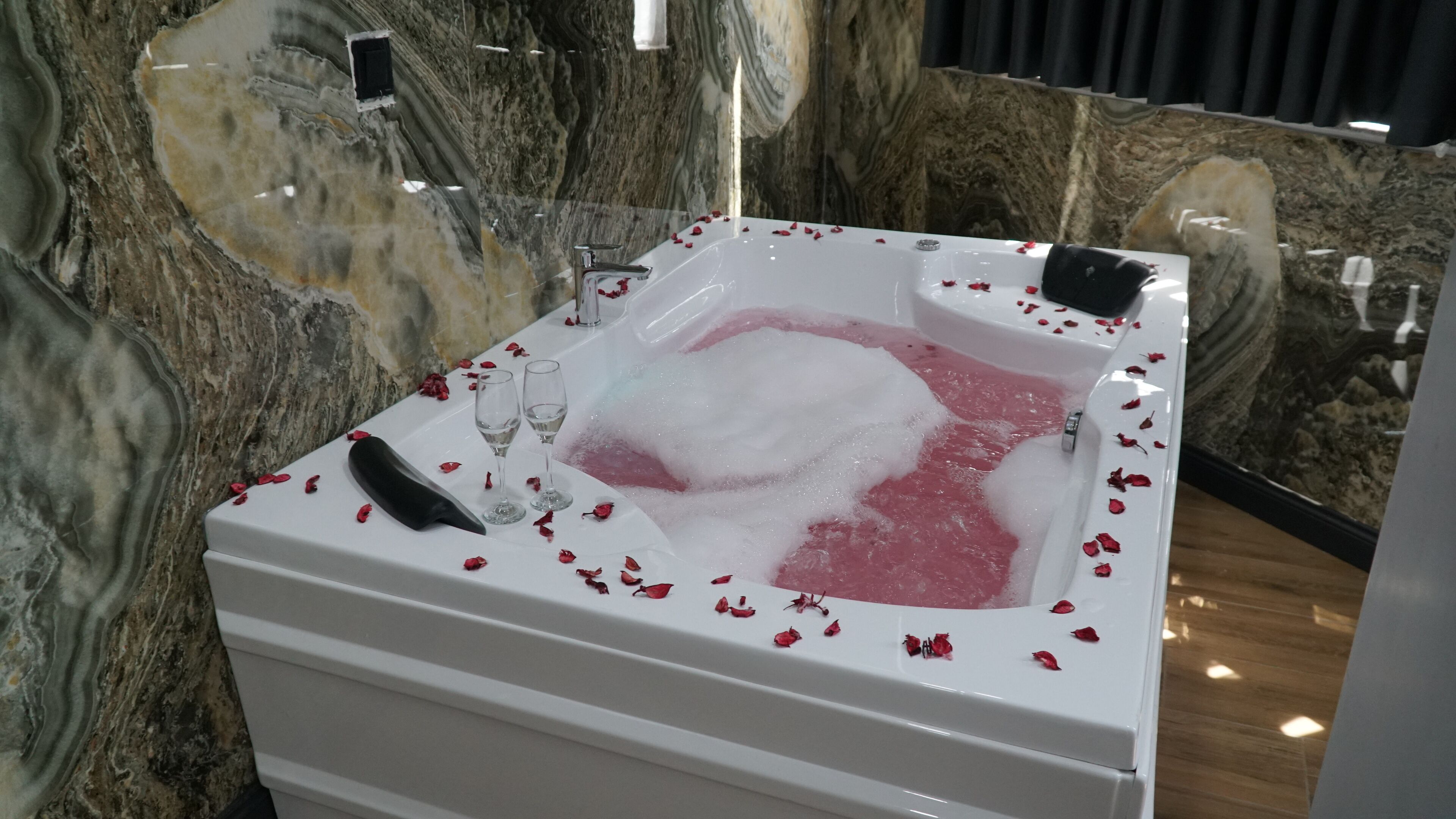 Comfort Suite, City View | Frette Italian sheets, premium bedding, down comforters