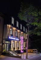 Fachada de la propiedad por la tarde o noche