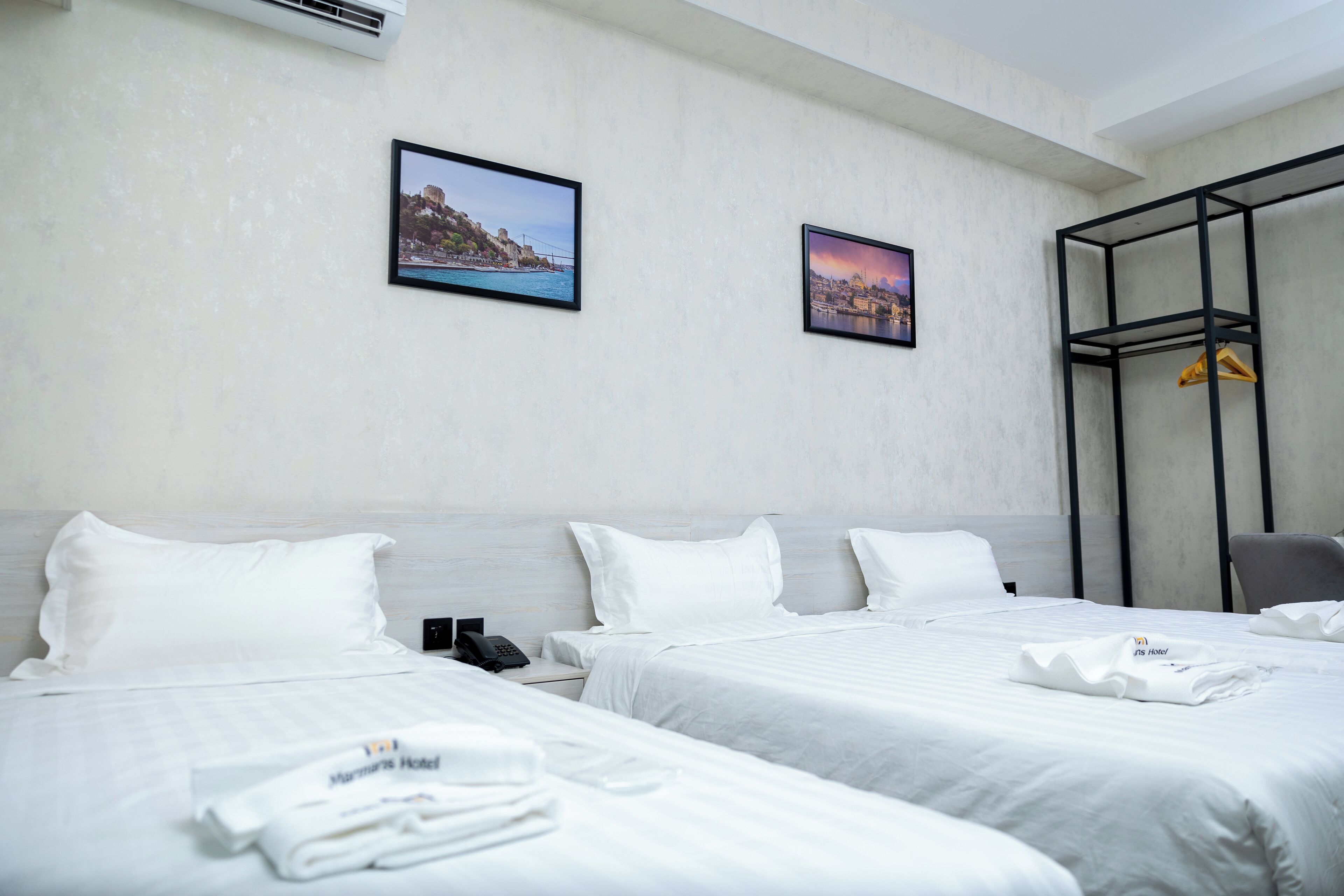 Habitación triple | Caja de seguridad en la habitación y escritorio 