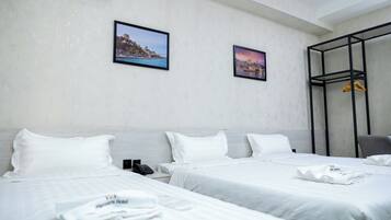 Habitación triple | Caja fuerte, escritorio, espacio para trabajar con un portátil