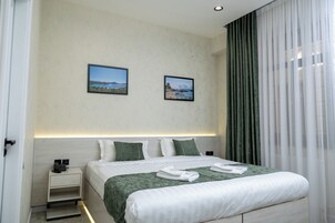 Ropa de cama de alta calidad, cubrecamas y minibar 