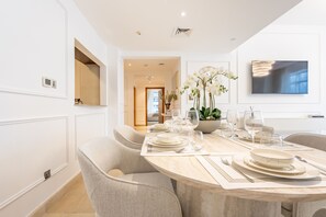 Dining - Marina Canal View Apartment, Walking Distance to The Metro and Tram, Near The Beach (Dubai)