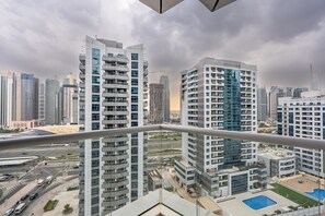 Property grounds - Marina Canal View Apartment, Walking Distance to The Metro and Tram, Near The Beach (Dubai)