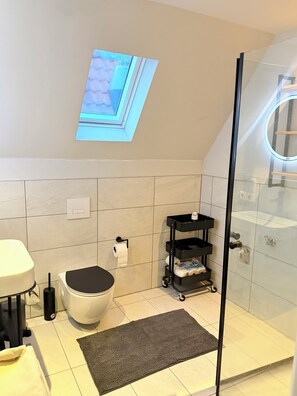 Bathroom - Top floor suite 3.5 bedrooms, a kitchen, a dining area, 2 bathrooms (Lüneburg)