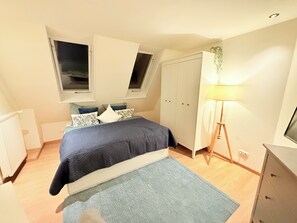 Room - Top floor suite 3.5 bedrooms, a kitchen, a dining area, 2 bathrooms (Lüneburg)