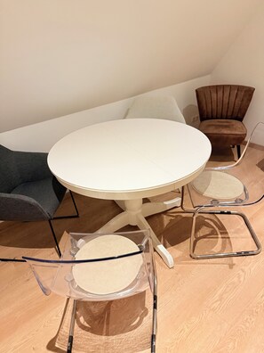 Dining - Top floor suite 3.5 bedrooms, a kitchen, a dining area, 2 bathrooms (Lüneburg)