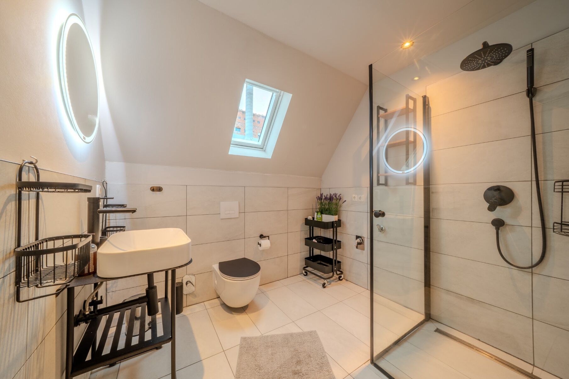 Douche, sèche-cheveux, serviettes fournies, savon