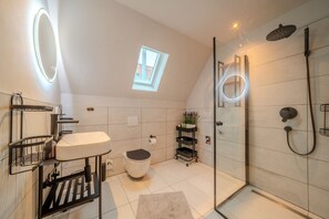 Chuveiro, secador de cabelo, toalhas de banho, sabonete