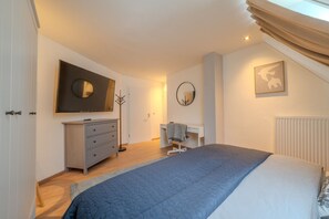 4 bedrooms, desk, iron/ironing board, free WiFi - Spacious top floor suite 3 bedrooms Kitchen & dining area (Lüneburg)