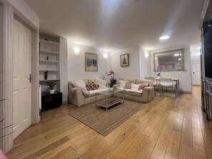 Departamento Confort, patio, vista a la ciudad | Área de sala de estar