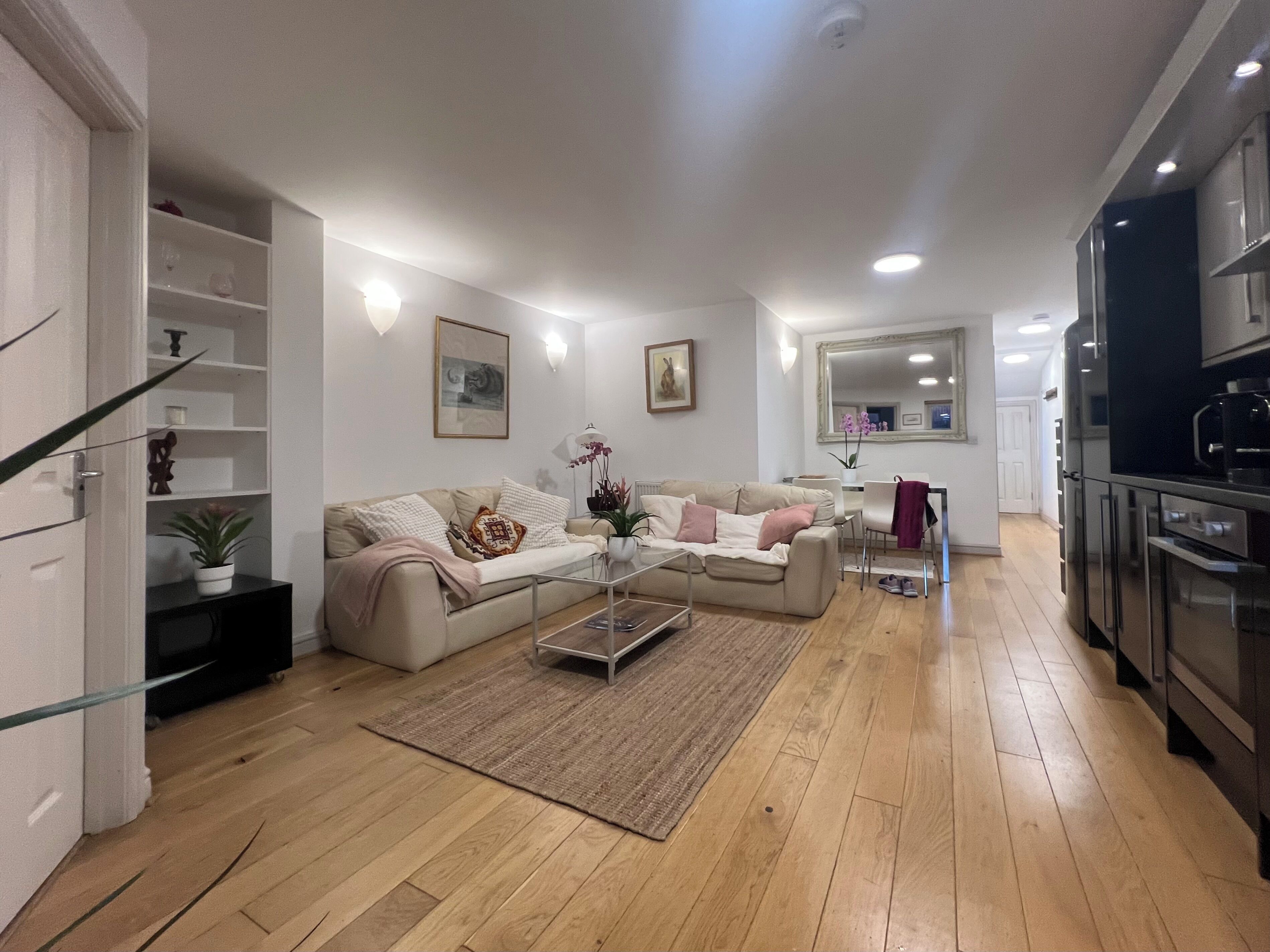 컴포트 아파트, 파티오, 시내 전망 | 거실 공간