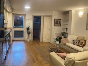 Departamento Confort, patio, vista a la ciudad | Área de sala de estar