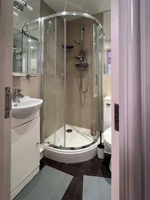 Comfort-Apartment, Terrasse, Stadtblick | Badezimmer
